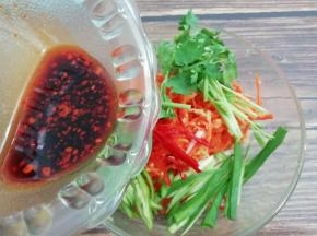 在加入调料汁搅拌均匀