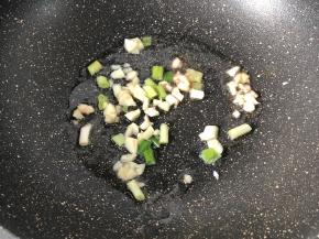 锅中放油烧热葱蒜爆香