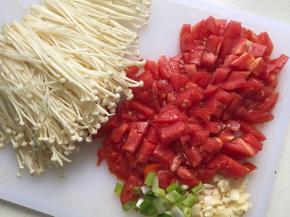 西红柿切小块、金针菇去根、葱切段、蒜瓣切碎