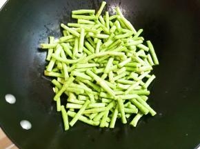 放入豇豆