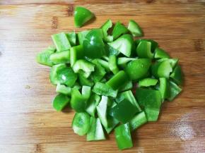 青椒去籽切小块