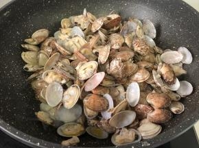 锅烧热放入适量的油，葱姜蒜爆香倒入花蛤