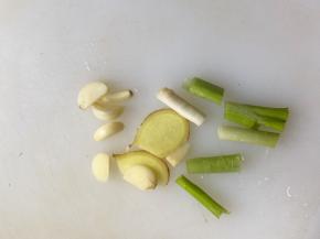 蒜瓣切片、葱切段、姜切片