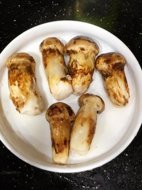 轻轻刷走松茸表面的沙土，洗净备用。