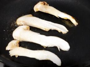 锅中放入少许黄油，切片的松茸下锅，煎制。