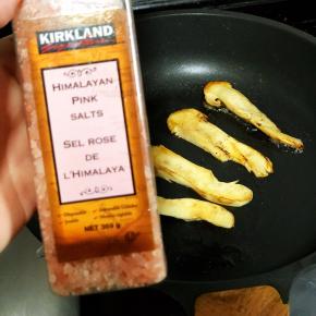 在表面撒上少许海盐即可。