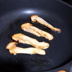 煎至两面金黄色。