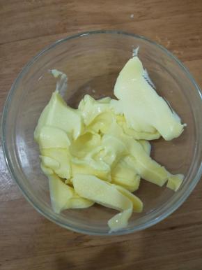 黄油提前放到室温软化，用手搓一下，能轻松凹下去即可。