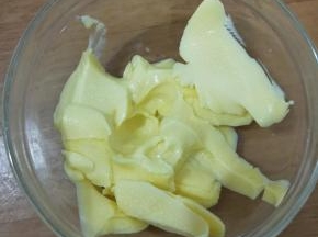 黄油提前放到室温软化，用手搓一下，能轻松凹下去即可。