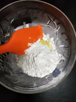 把所有糖粉倒入黄油里，先用硅胶铲翻拌一下，要不然打的时候糖粉会到处飞。