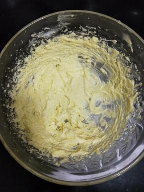 用打蛋器充分打发，达到轻盈的状态。