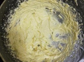 用打蛋器充分打发，达到轻盈的状态。