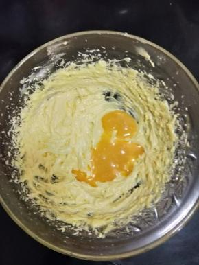 分两次加入鸡蛋液，每次都打到完全混合。
