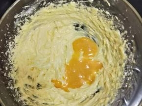 分两次加入鸡蛋液，每次都打到完全混合。