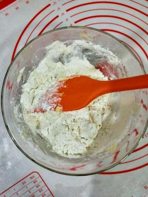 然后筛入低筋面粉，先用硅胶铲翻拌均匀，再用手揉成团。