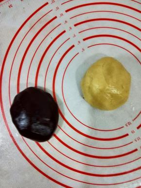 把材料分成两份，其中一份加入红曲粉，揉均匀。