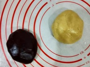 把材料分成两份，其中一份加入红曲粉，揉均匀。