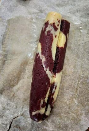 接下来开始整形，先把面团搓圆，再整成三角形，最后用一根筷子在其中的一面压出一道痕迹，做好后放到冰箱冷冻至微硬。(现在想想，是不是不把筷子拿出来，直接一起放到冰箱冷冻会更好呢？)