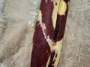 接下来开始整形，先把面团搓圆，再整成三角形，最后用一根筷子在其中的一面压出一道痕迹，做好后放到冰箱冷冻至微硬。(现在想想，是不是不把筷子拿出来，直接一起放到冰箱冷冻会更好呢？)