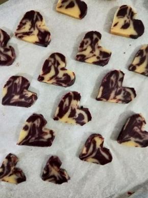 冷冻后拿出来，切成薄片，摆在烤盘里，烤箱170度预热。