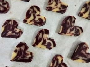 冷冻后拿出来，切成薄片，摆在烤盘里，烤箱170度预热。