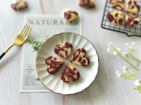 最后放入烤箱中层，160度，烤15分钟左右，后面的时候注意观察，表面上色就可以了。