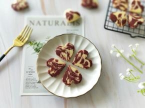 最后放入烤箱中层，160度，烤15分钟左右，后面的时候注意观察，表面上色就可以了。