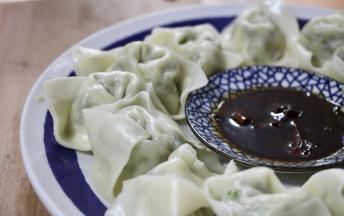 放凉，准备熬了三小时的鸡骨酱搭配，浓汁配素扁食，口味有层次，为素馅的增加酱香。