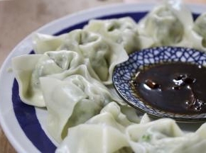 放凉，准备熬了三小时的鸡骨酱搭配，浓汁配素扁食，口味有层次，为素馅的增加酱香。