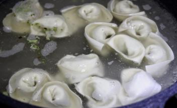 大锅，宽汤，文火煮扁食，水开加一小碗冷水再来即可捞出。