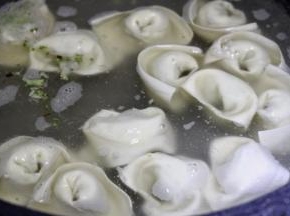 大锅，宽汤，文火煮扁食，水开加一小碗冷水再来即可捞出。