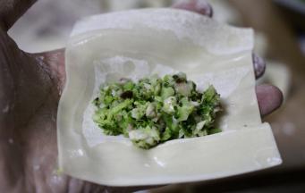 皮子是梯形碱面皮为佳，碱面口感爽滑不烂。
馅儿放在皮子中心便自己的位置，四周沾水，包元宝形。