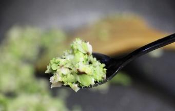 炒过的无油的西兰花香菇馅儿，健康低脂。