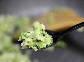 炒过的无油的西兰花香菇馅儿，健康低脂。