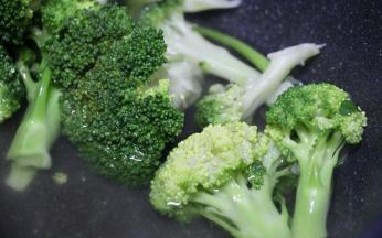 香菇和西兰花焯水水开30秒捞出，保持松脆，碧绿。