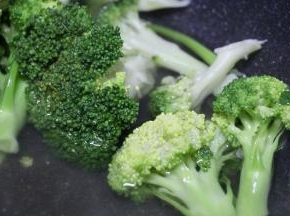 香菇和西兰花焯水水开30秒捞出，保持松脆，碧绿。