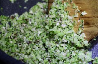 扁食与馄饨区别之一在于馅是炒熟的，这款全素馅不宜过多调味，保持清爽香味，适量盐与其他胡椒等香料加入调味大火翻炒，有香味出来即可。