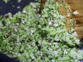 扁食与馄饨区别之一在于馅是炒熟的，这款全素馅不宜过多调味，保持清爽香味，适量盐与其他胡椒等香料加入调味大火翻炒，有香味出来即可。