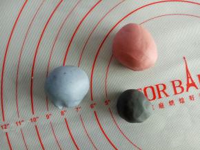 将主材料混合均匀揉成光滑的面团后，取8克面团揉入竹炭粉，15克面团揉入蝶豆花粉，15克面团揉入红曲粉，还有230克面团揉入一点点红曲粉(没有上镜，哈哈)，包保鲜膜放冰箱待用
