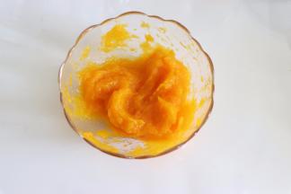 南瓜蒸熟，用勺子压成细腻的南瓜泥。南瓜不同，含水不同，所以配方中的水，一定要预留一些，看情况再增加。