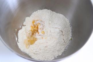 在厨师机桶中，加入南瓜泥，水，盐，糖，面粉，最后撒上干酵母。开启程序，并根据面团状态，是否加入预留的水，直到搅打成光滑的面团。