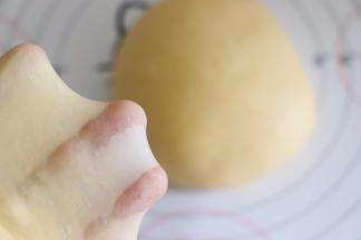 加入室温软化的黄油，这里黄油需要那种可以轻易就摁压的状态。继续和面，直到可以取一部分面团能拉出比较结实的膜，无需很薄的状态。