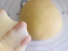 加入室温软化的黄油，这里黄油需要那种可以轻易就摁压的状态。继续和面，直到可以取一部分面团能拉出比较结实的膜，无需很薄的状态。