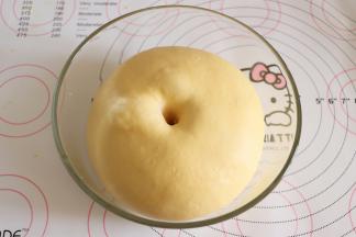 放到干净的面盆中，覆盖保鲜膜，在温暖的地方发酵，大约2倍大，判断面团发酵的方法请看小贴士。