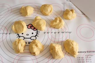 称重面团后， 分割面团。8寸的放的是30克一个的，放了10个面团。