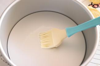 如果是非不粘模的话，需要涂一些油来防粘。