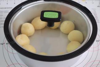 滚圆的小面团，放到模具的大圈部分，调整好位置。盖好保鲜膜，放到温暖地方来进行第二次发酵。