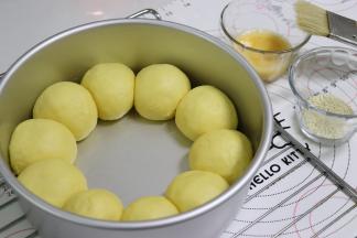 大约发到1.5倍大，手指触摸表面是有弹性，犹如婴儿般的肌肤，就可以了。记得烤之前要提前预热烤箱180度上下火，并准备好蛋液和白芝麻。