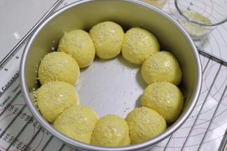 用毛刷刷蛋液，再撒上适量的白芝麻。