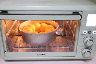 放入烤箱最下层，上火170度，下火165度，烤22分钟。